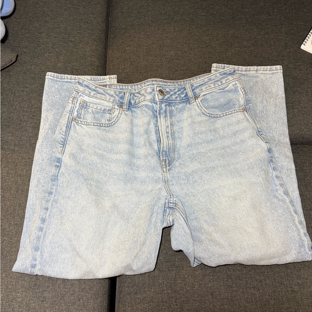 Light wash American Eagle *short* Jeans No Holes